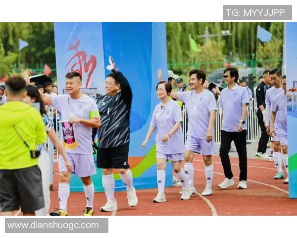 足球明星在街头被粉丝认出瞬间引发热烈围观与欢呼声